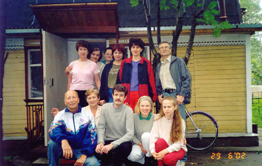 Сотрудники кафедры на летнем выездном заседании кафедры (2002 год)